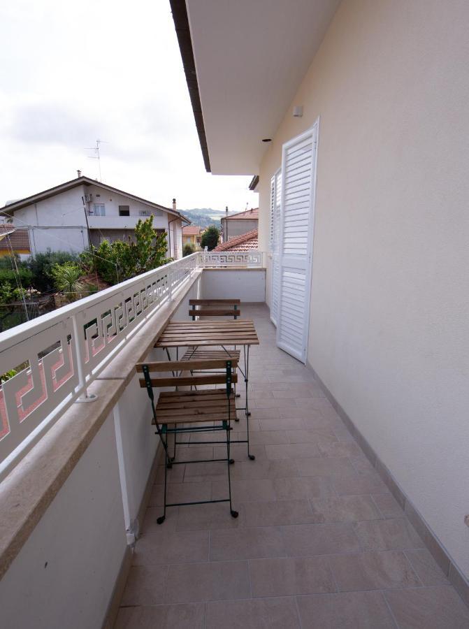 Aria Di Sale Bed and Breakfast Martinsicuro Exteriör bild